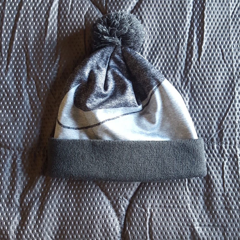 NWOT!! Nike boys pom pom beanie